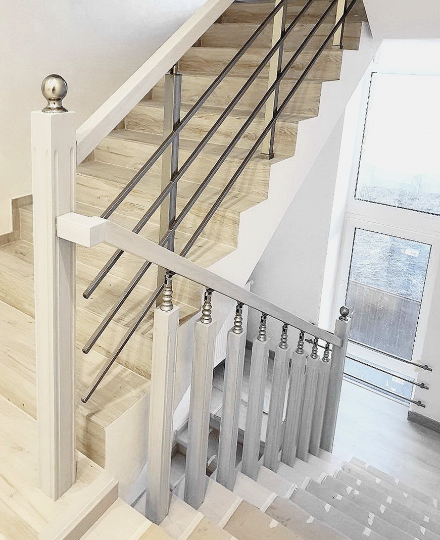 Класичні перила з оздобленням "під деревину"