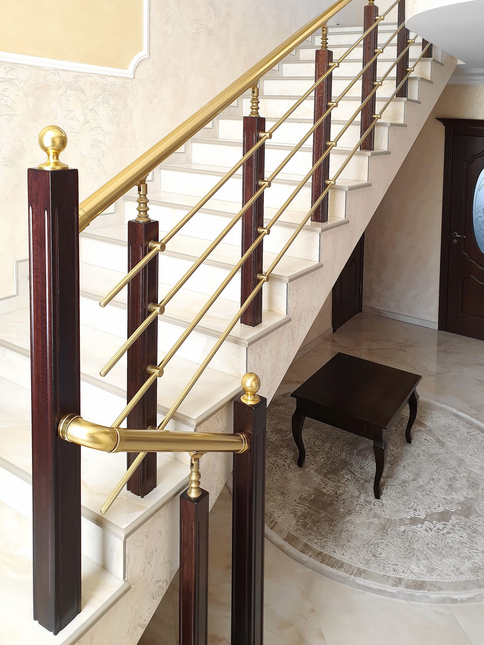 Класичні перила для маршових сходів з комбінованих матеріалів