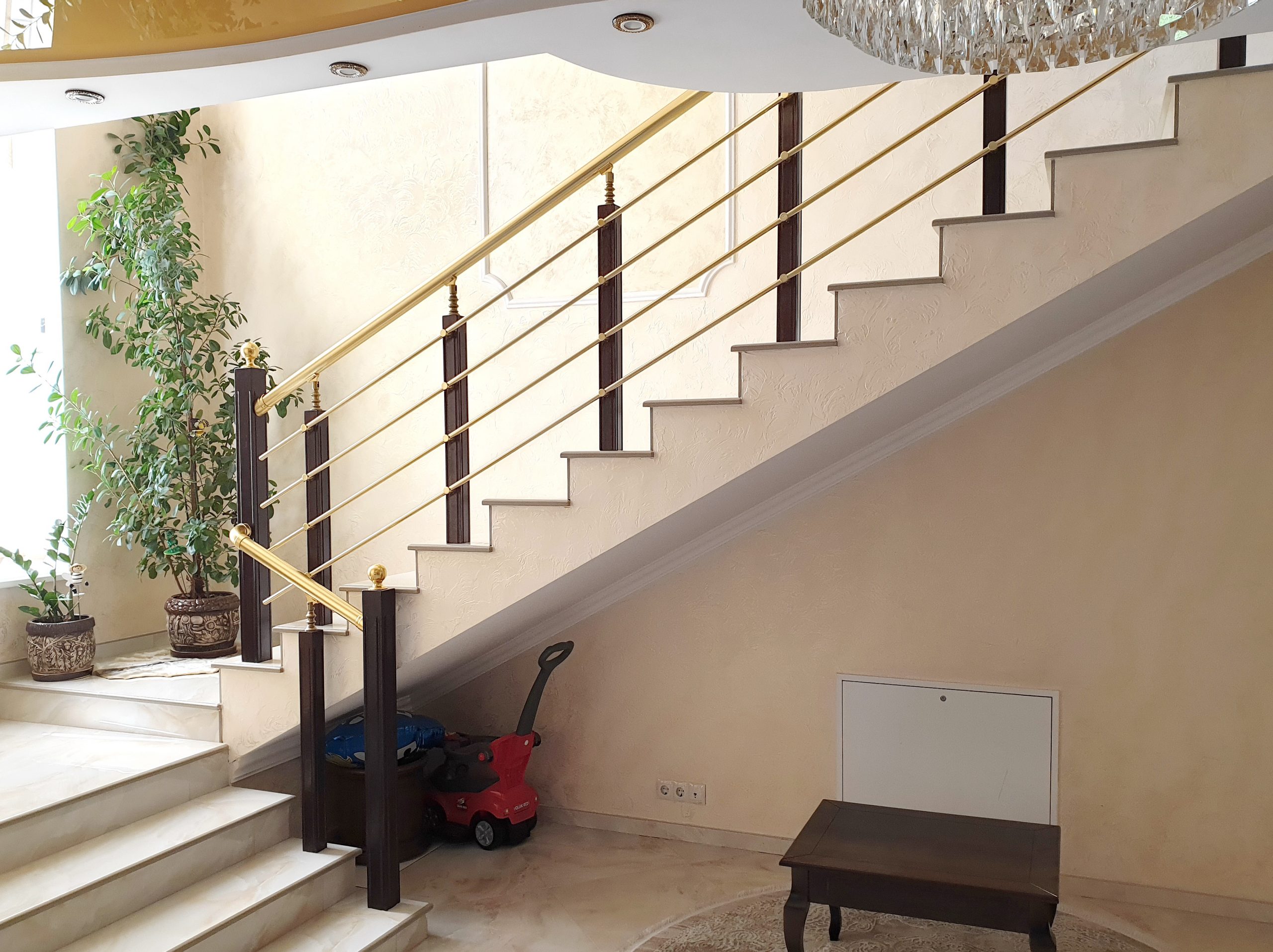 Вдала комбінація матеріалів та кольорів у стильних перилах "Класік"