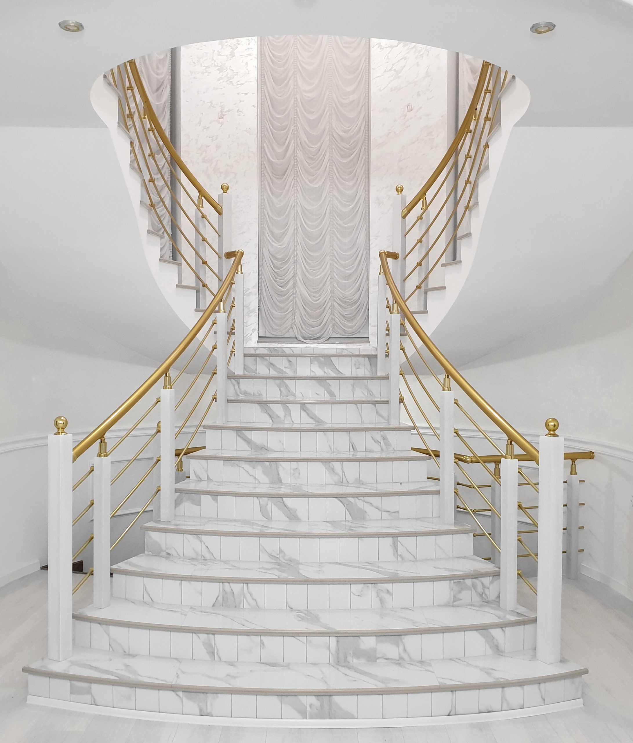 Ефектні та елегантні класичні перила для сходів різної конструкції