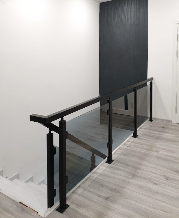 Вдале поєднання тонованого скла та металу у стильних перилах для сходів