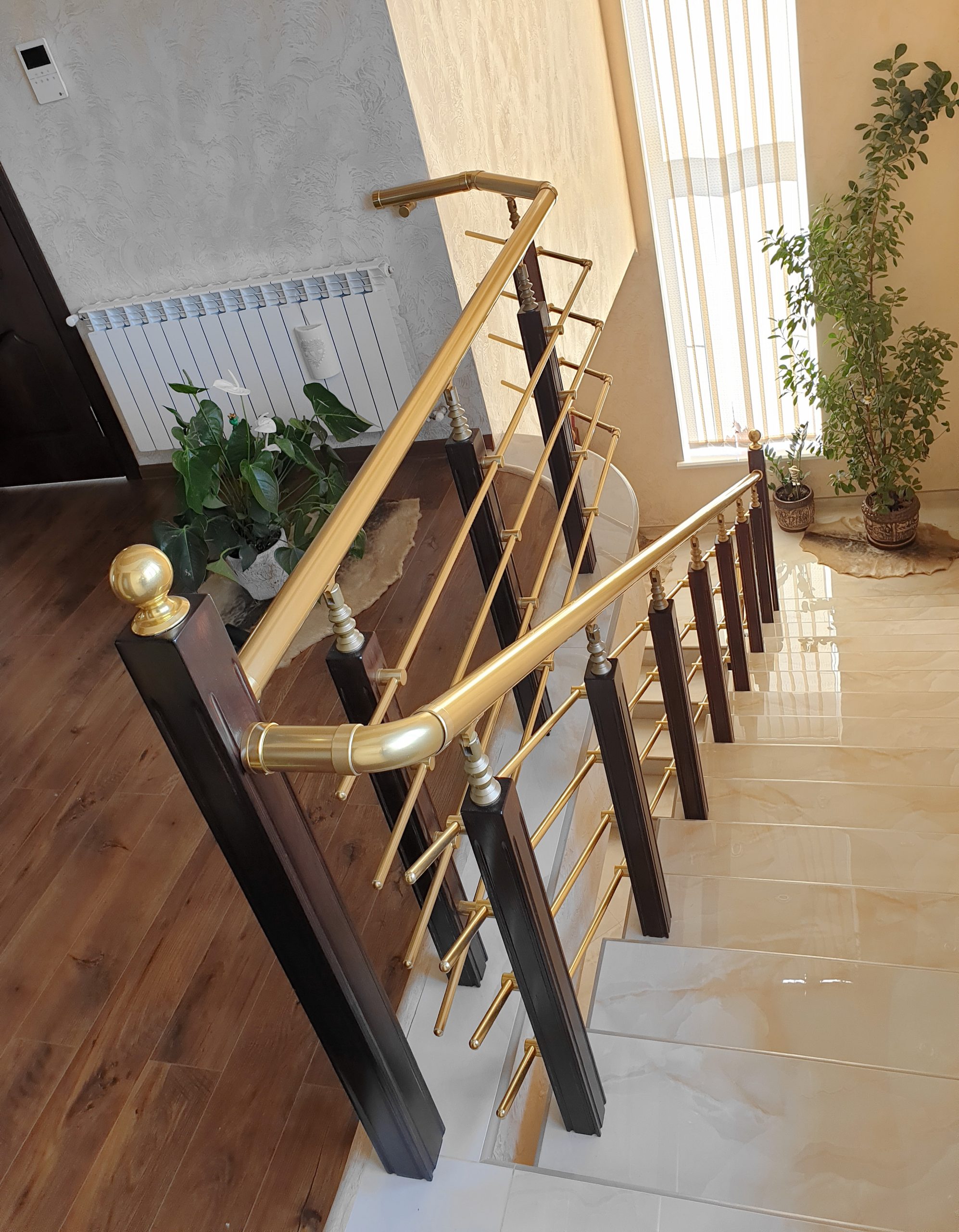 Класичні поручні для для внутрішньодомових сходів з металу та деревини