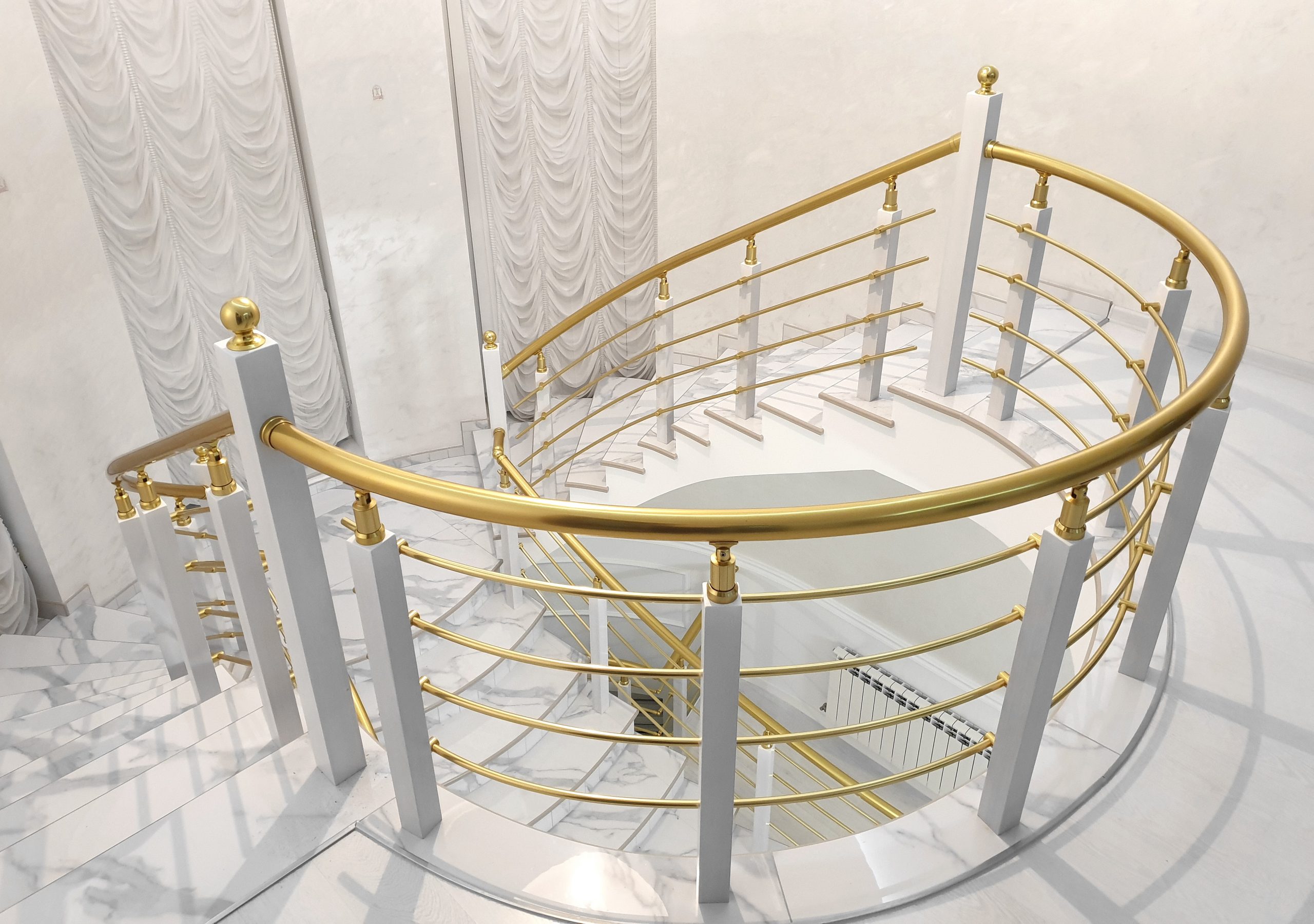 Стильні перила "Класік" для сходів та майданчиків не прямої форми