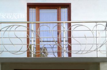 Чи встановлювати перила із художнім гнуттям