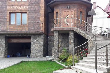 Вхідні сходи в приватному будинку