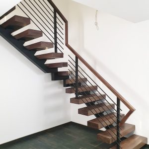 Металевий прямий монокосоур для сходів з дерев'яними накладками на сходинки