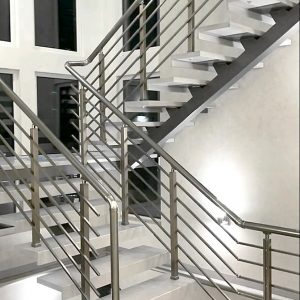 Універсальна конструкція перил для зовнішніх та внутрішніх сходів