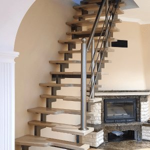 Металевий каркас та дерев'яні сходинки сходів "гусячі лапки"